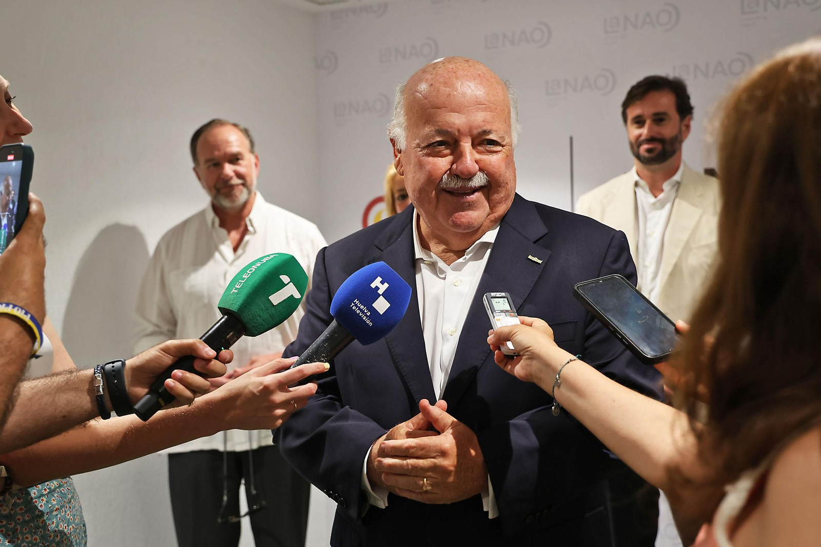 Imágenes de los encuentros del Club Cámara con Jesús Aguirre, presidente del Parlamento andaluz como protagonista