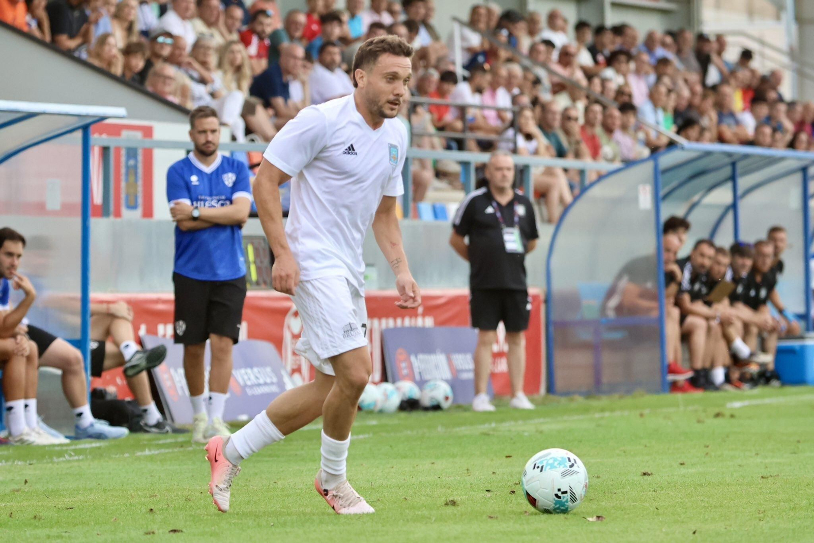 David Soto controla un balón durante un amistoso con el Tarazona.