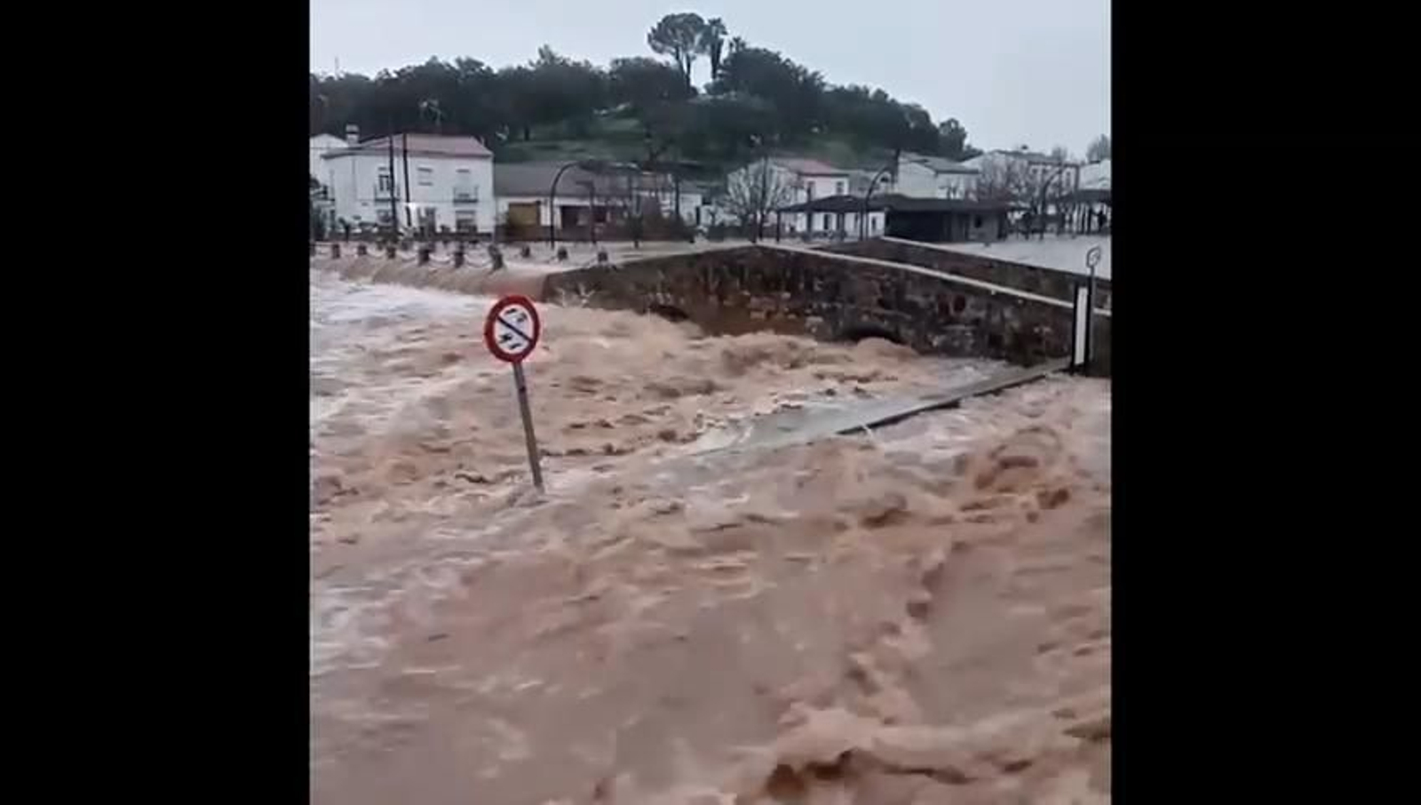 La lluvia desborda la playa de San Nicolás del Puerto y corta varias carreteras en la Sierra Norte