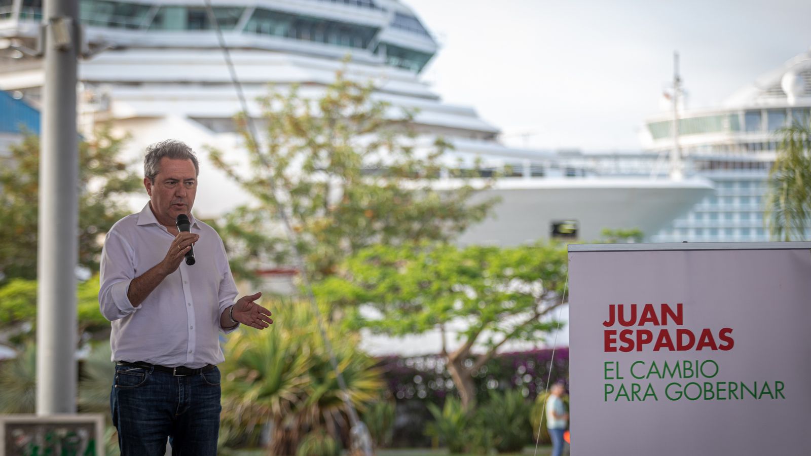 El candidato a encabezar el PSOE andaluz, ayer, en el Parque Celestino Mutis de Cadiz.