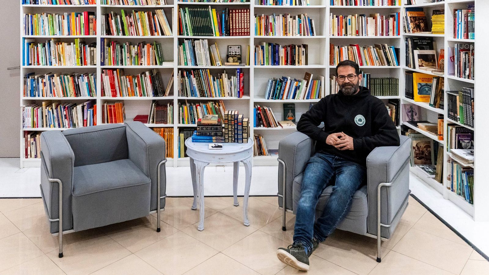 El Cementerio de los Libros Olvidados apuesta por la economía circular y la cultura. Óscar Llorente la regenta.