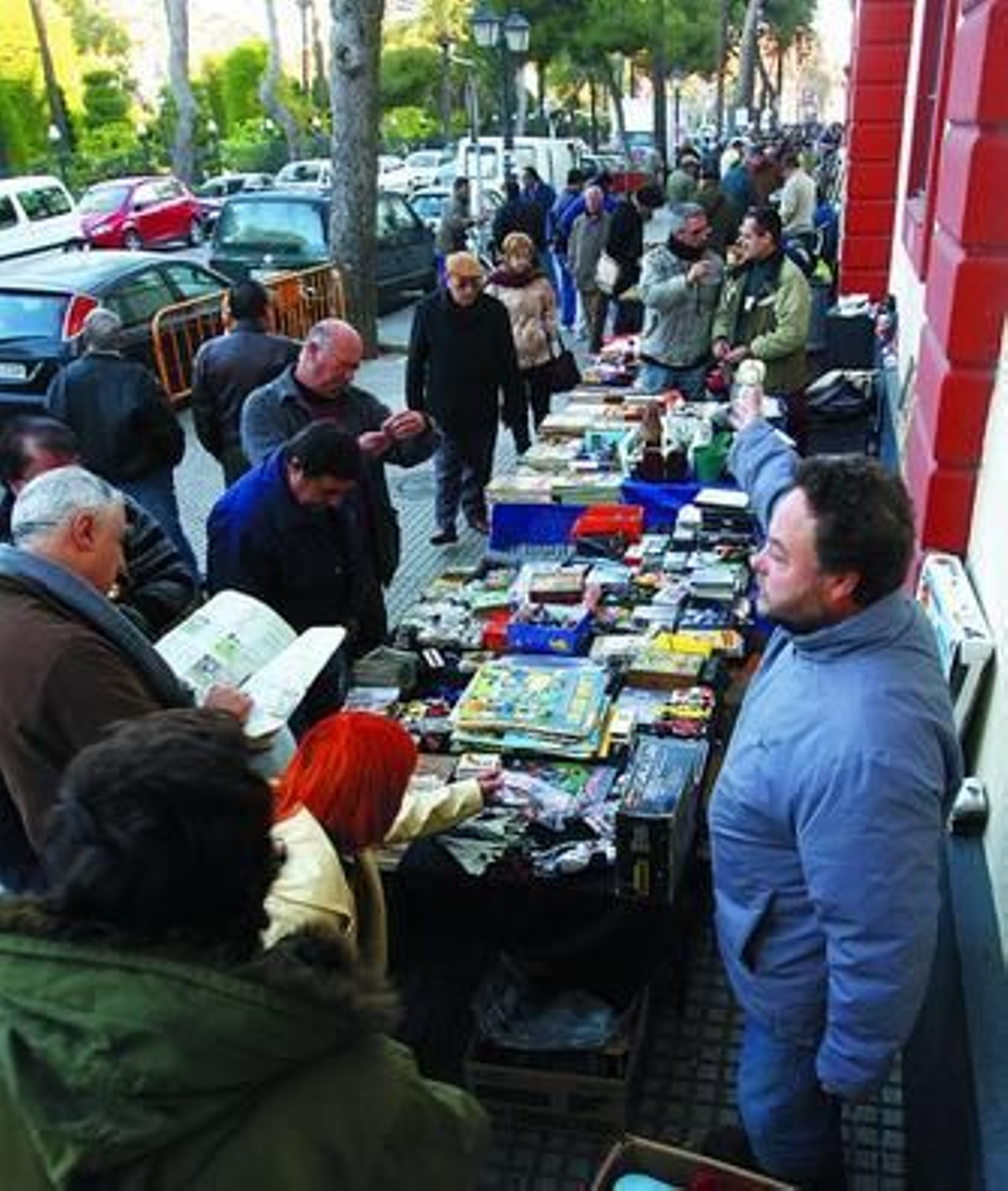 Concurrido aspecto del baratillo en su nueva ubicación frente al Parque de Genovés.