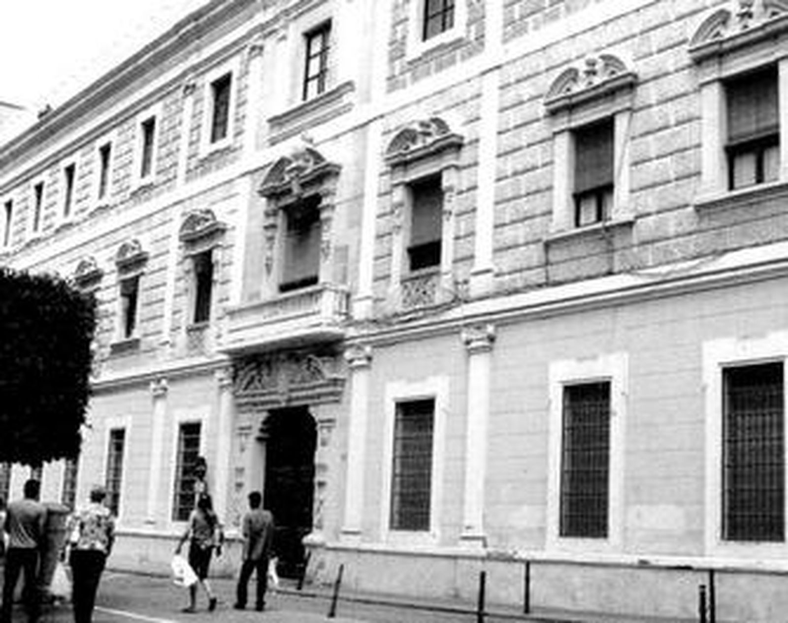 Fachada del Cuartel de la Misericordia, en la calle General Luque.