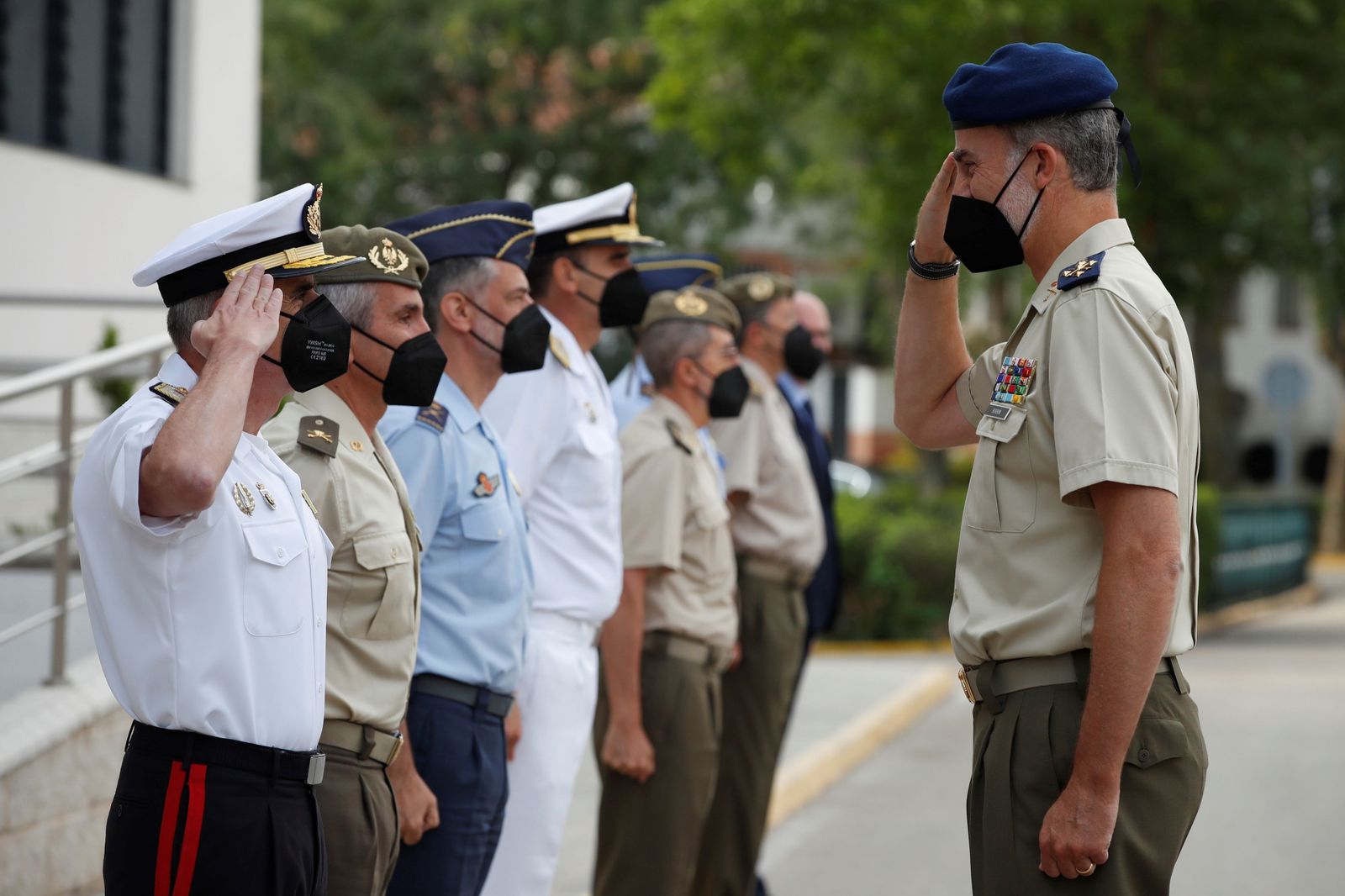 El rey Felipe VI durante su visita de este jueves al Mando de Operaciones del Estado Mayor de la Defensa, en la base de Retamares.