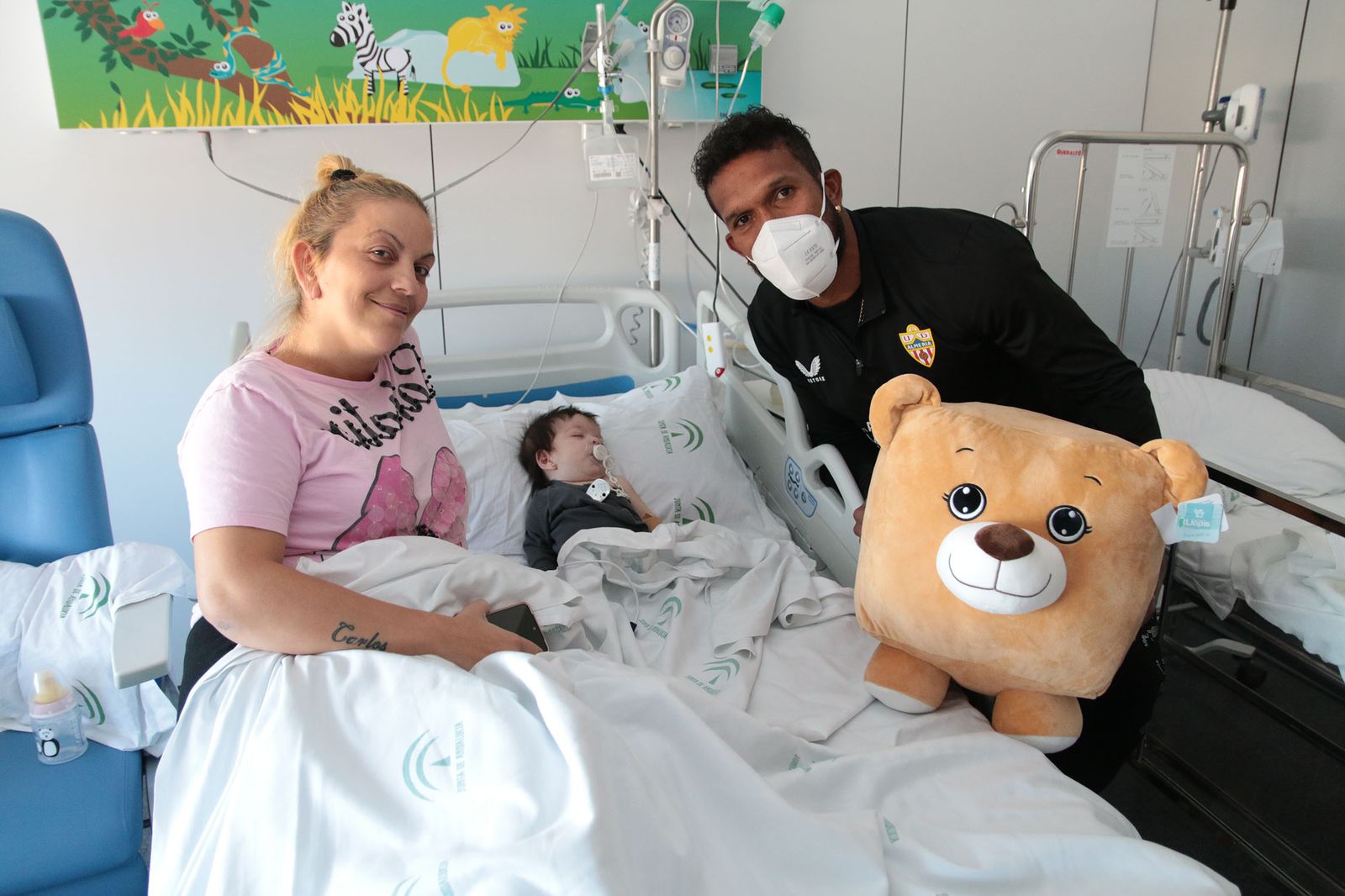 Los Reyes Magos de la UD Almería entregan sus regalos a los niños hospitalizados de Torrecárdenas