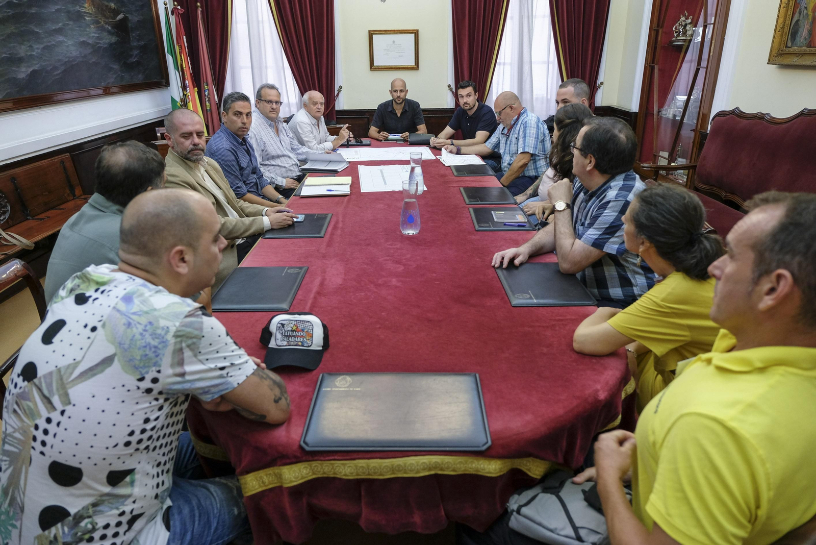 Un momento de la reunión de los concejales con los comerciantes, hosteleros y vecinos de Veedor.