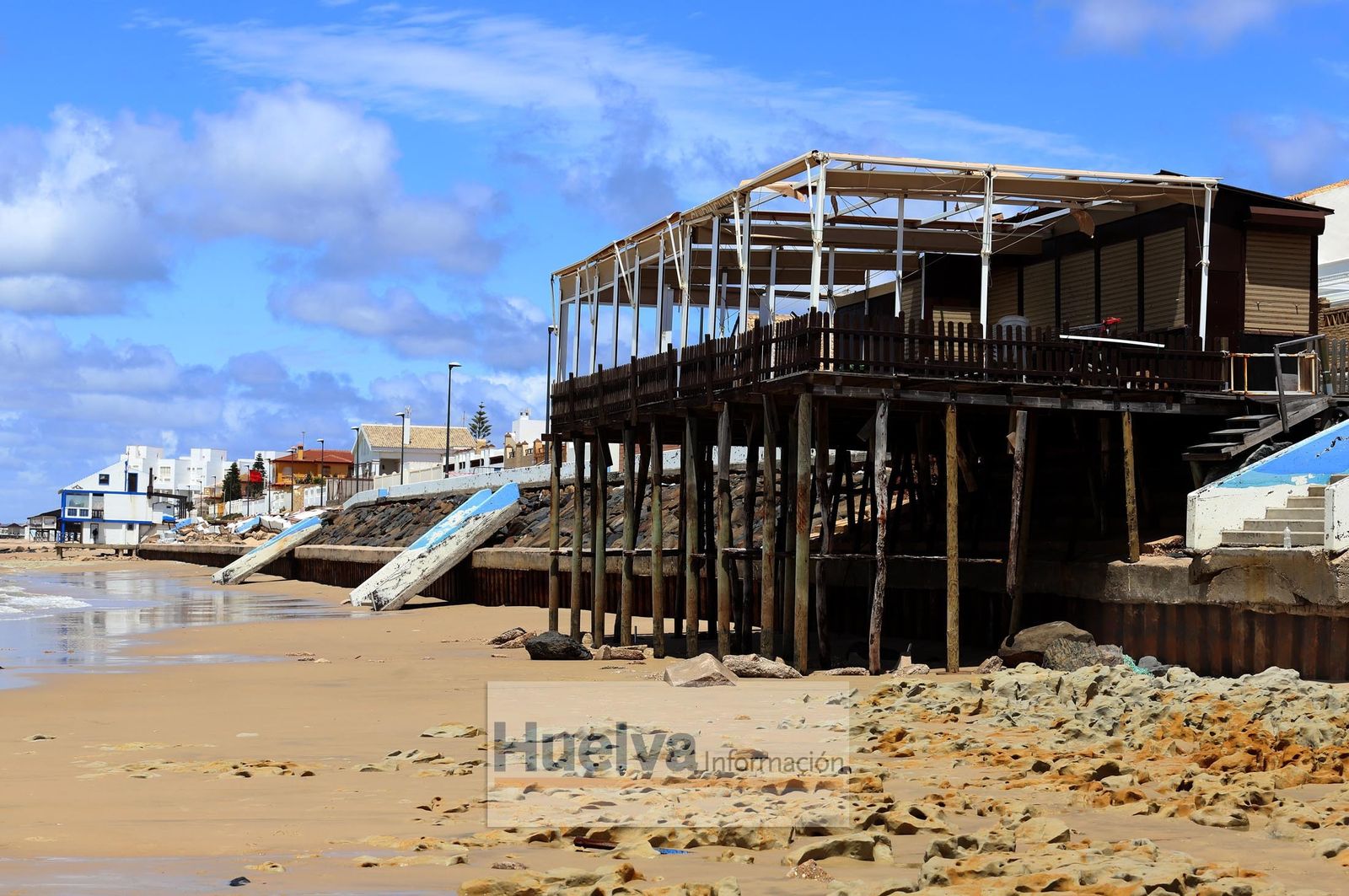 Imágenes de la zona de la playa de Matalascañas más afectada por el temporal