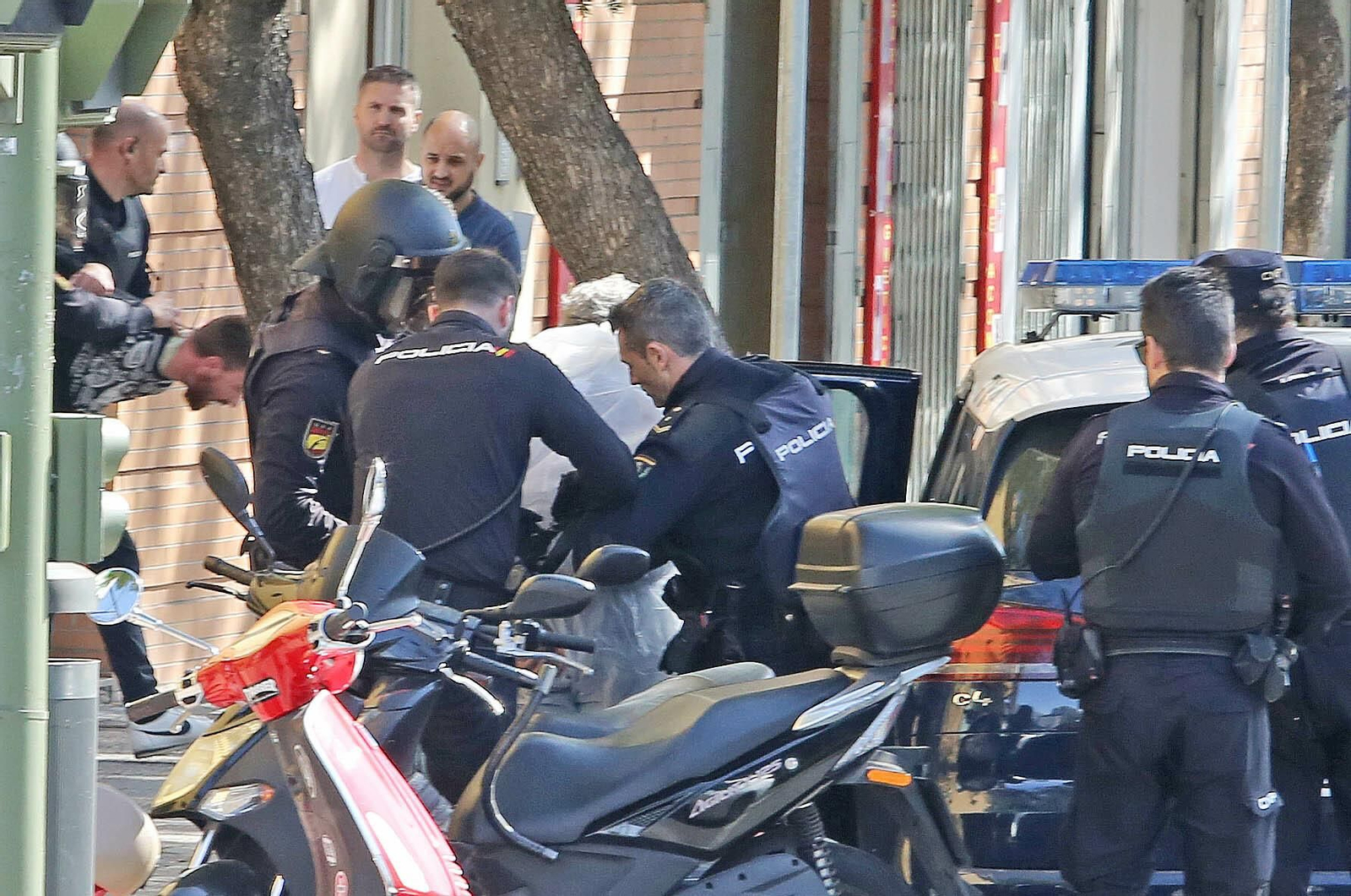 Imágenes del intento de atraco y detención de dos delincuentes en la oficina  de La Caixa de la Avenida Puertas del Sur de Jerez