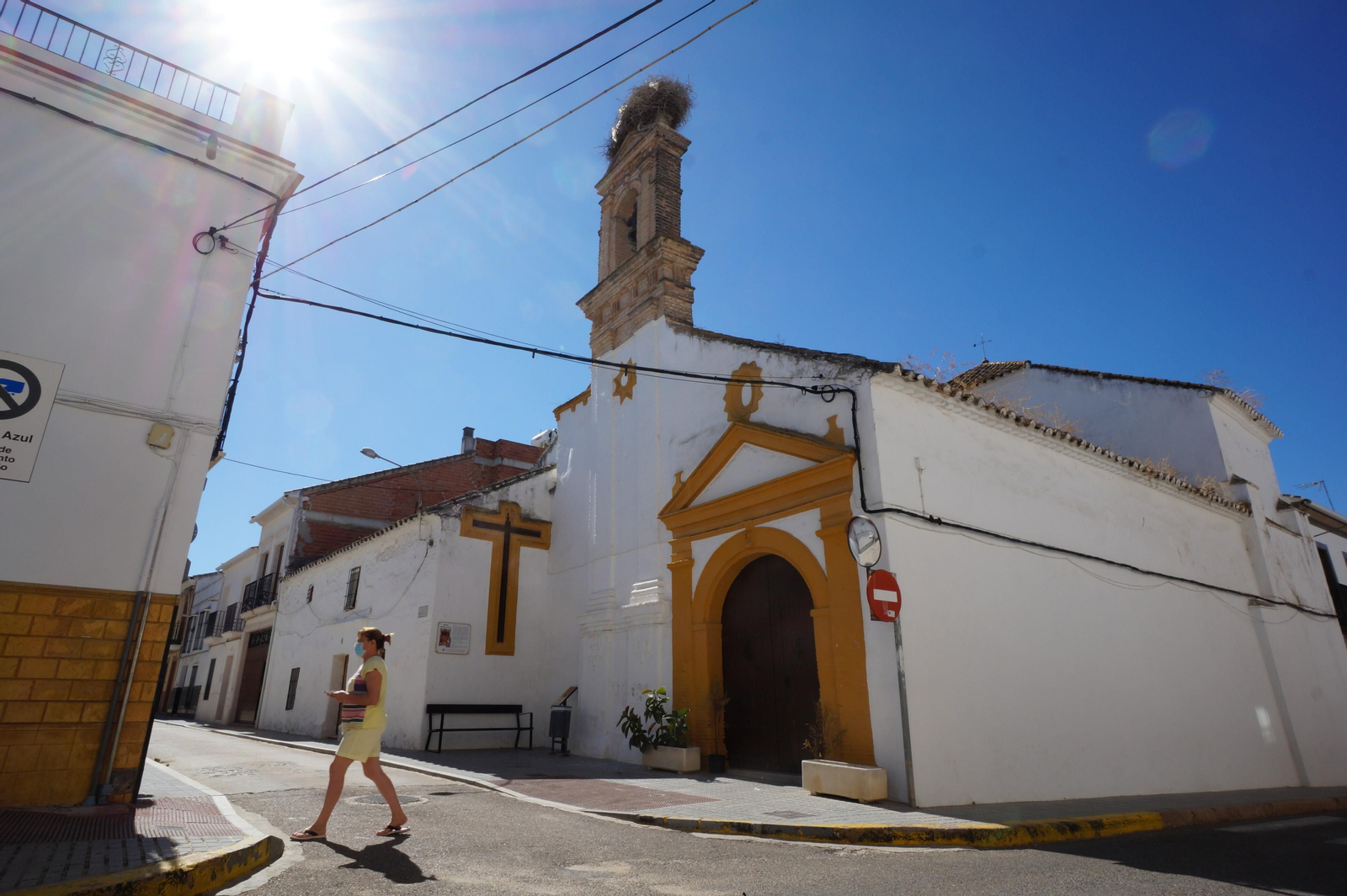 Una mujer camina por la calle Ancha de Montalbán.