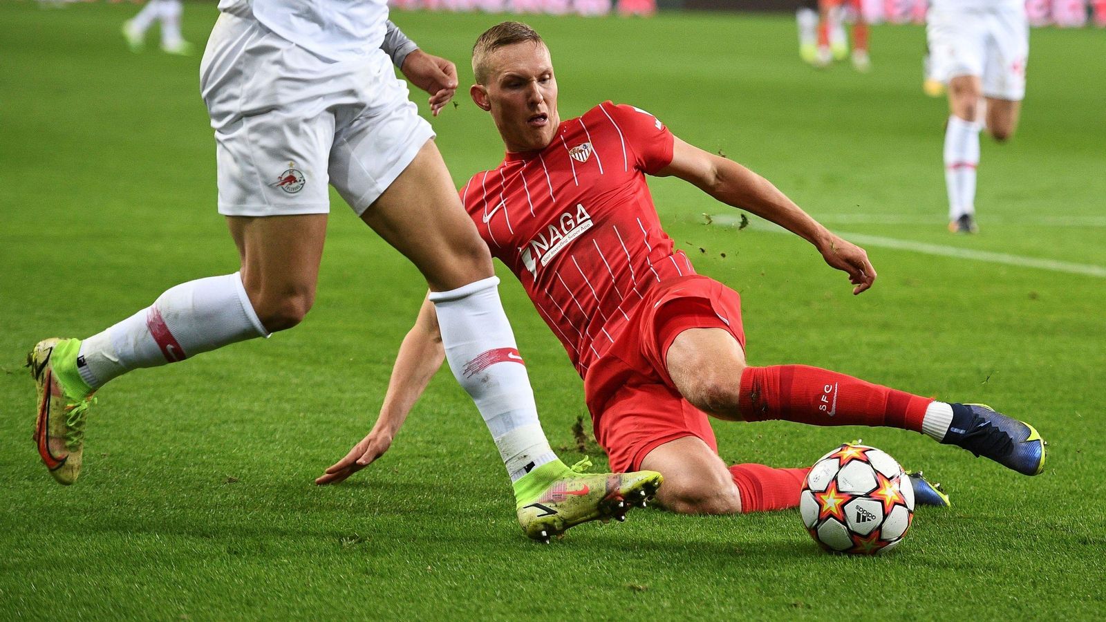 Augustinsson se tira al suelo para cortar el avance de un rival.