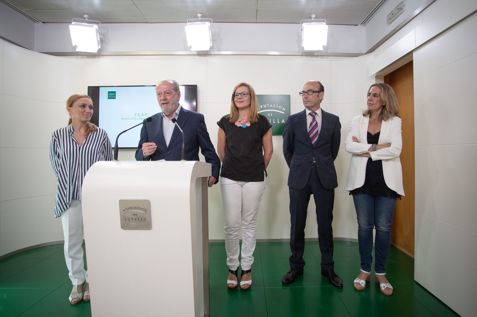 El presidente de la Diputación en la presentación de la nueva web del Opaef con los responsables de este organismo y de Inpro.