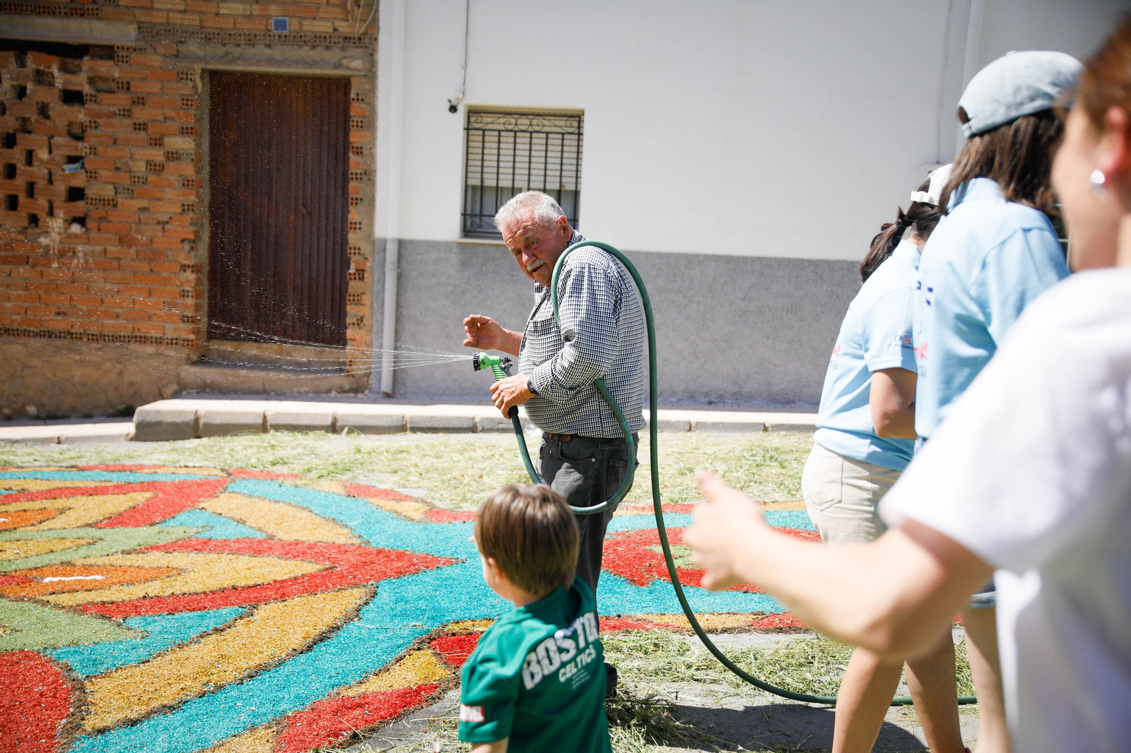 Así es la gran alfombra de serrín para que levite la Virgen de Fátima de Tíjola
