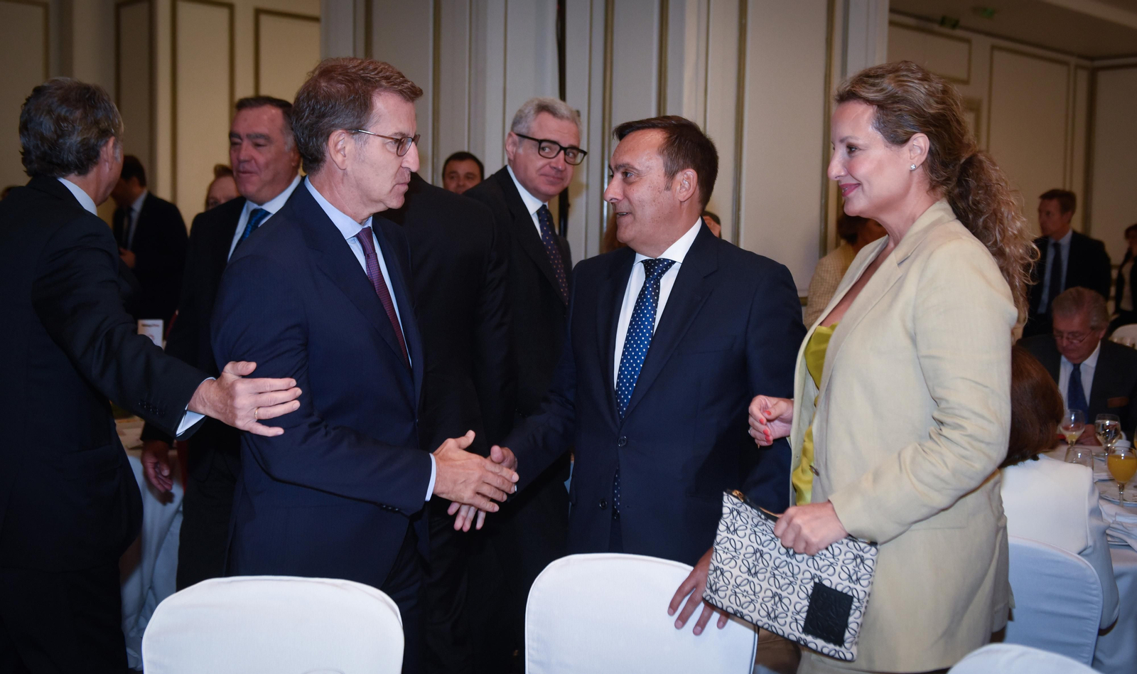 Los invitados al Foro Joly con Juanma Moreno en Madrid, en imágenes