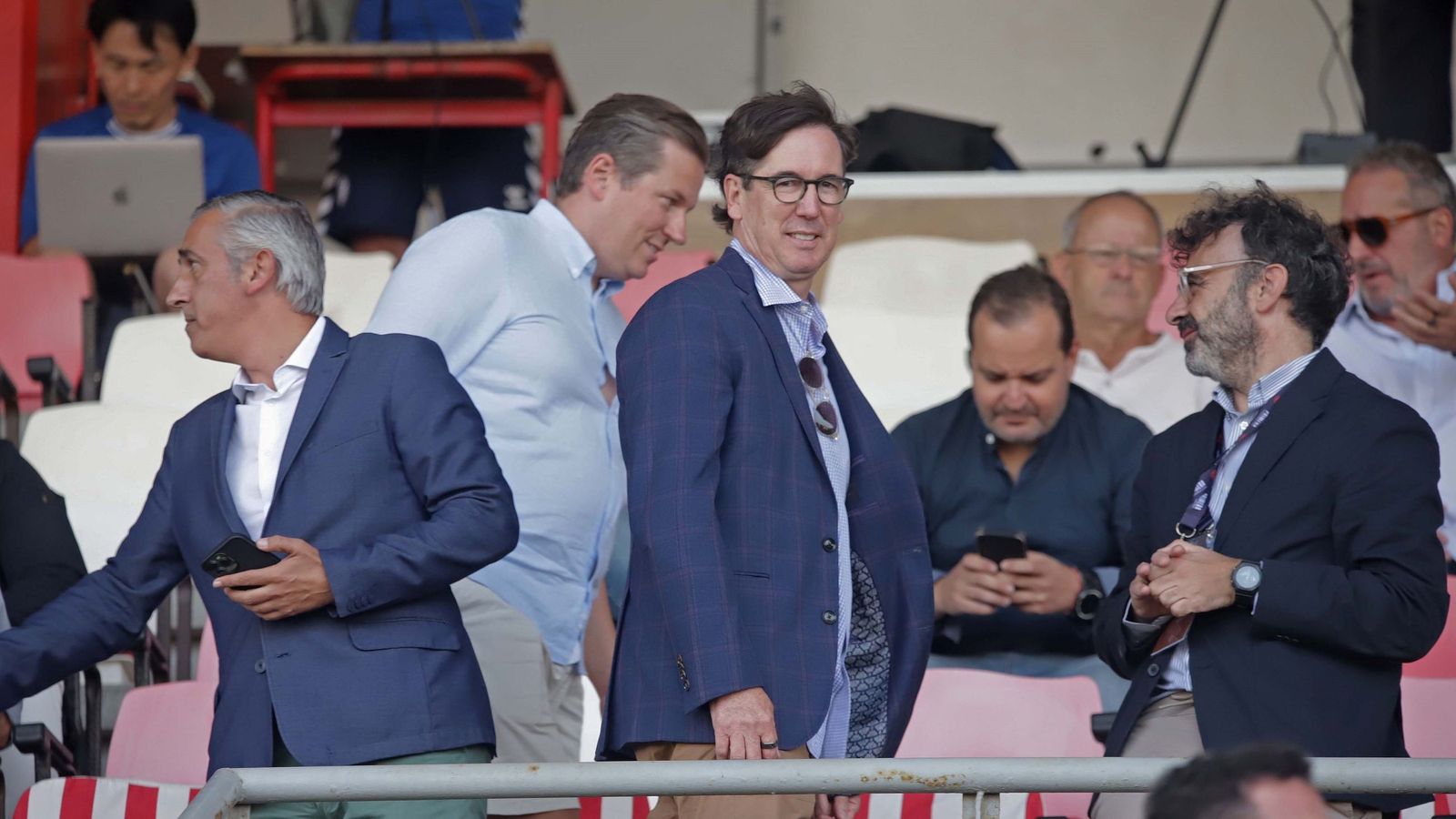 Mac Lackey (c.) y Ramón Robert (i.), en el palco del Nuevo Mirador.