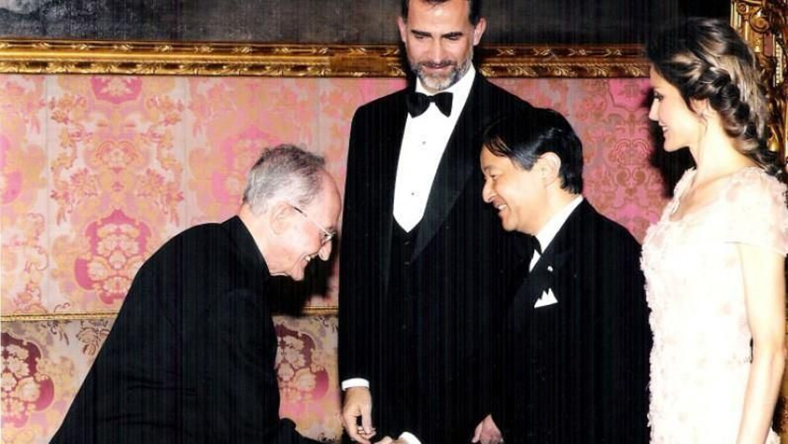 1. El padre Fernando García Gutiérrez en uno de los múltiples actos en los que participó a lo largo de su vida. 2. El príncipe Naruhito en una visita oficial a España, junto a los Reyes, saludando al padre Fernando García Gutiérrez que ofició de guía. 3. El jesuita jerezano, muy joven, en el país Nipón. 4. Una instantánea, hace años, del padre Fernando en Tokyo.