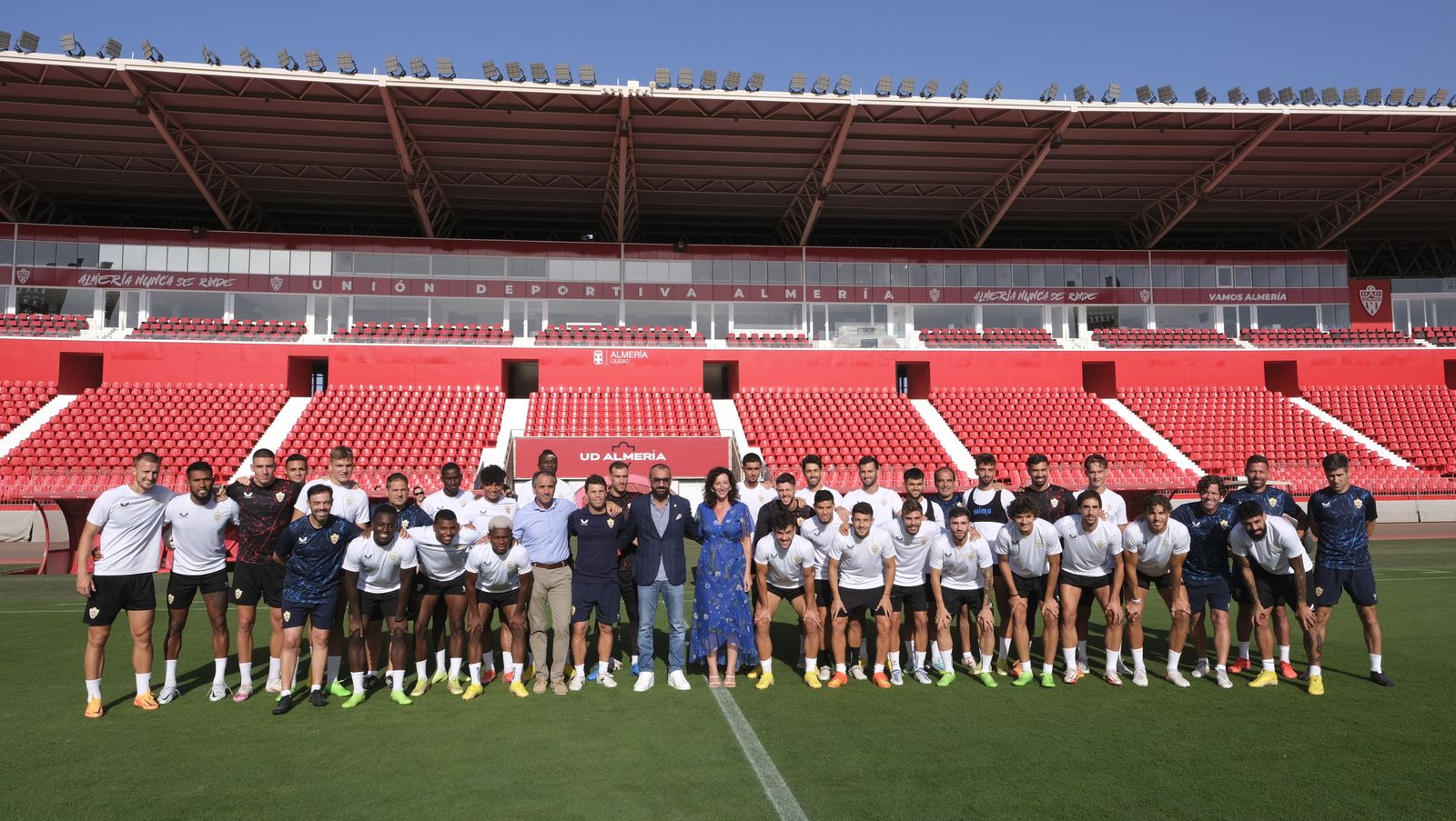 Imágenes de la visita de la Alcaldesa de Almería, María Vázquez, a los jugadores de la U.D. Almería