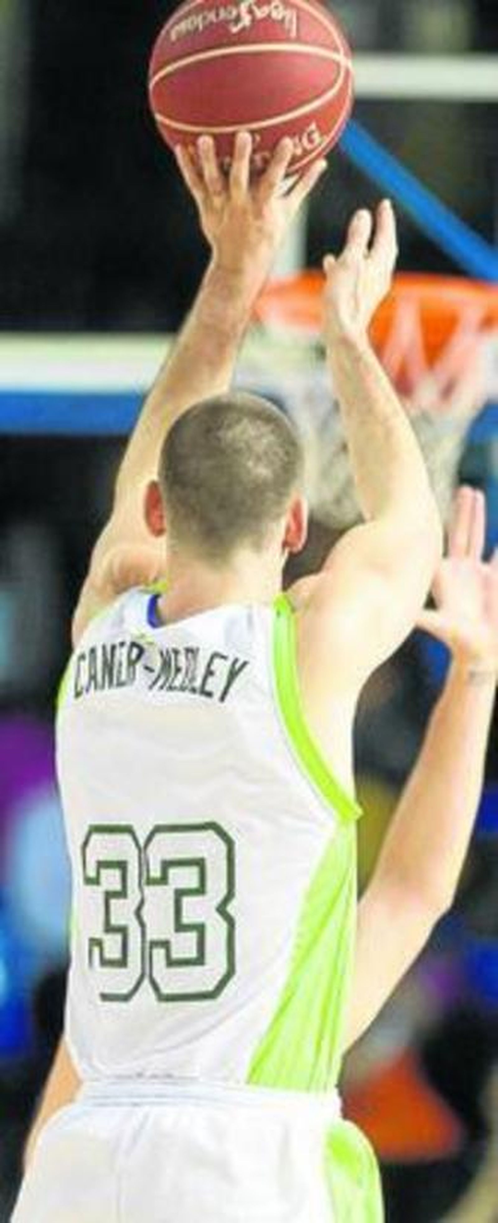 Caner-Medley lanza a canasta un triple durante un partido.