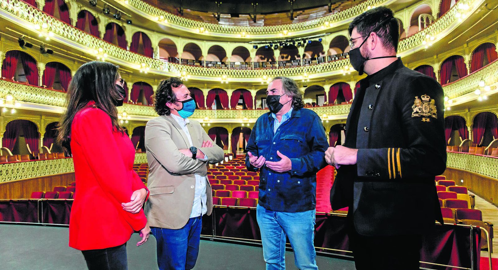 Lola Cazalilla y José María González, edil y alcalde gaditanos respectivamente, con José Luis García Cossío y Manu Sánchez, en el Gran Teatro Falla de Cádiz.