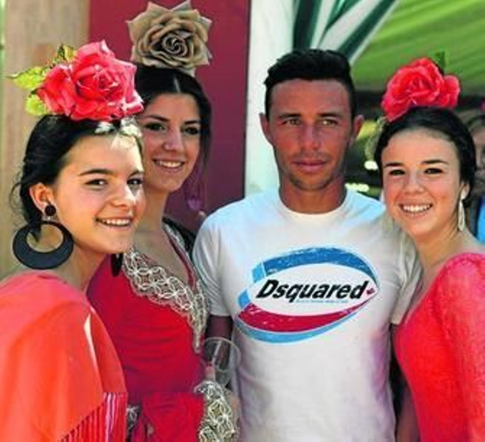 Rubén Castro posa en la puerta de la caseta antes de la comida junto a varias flamencas.
