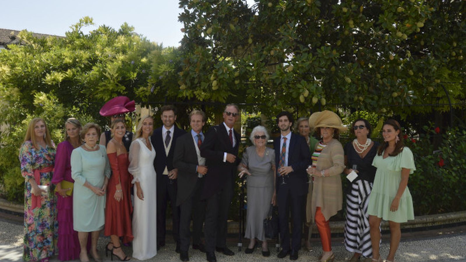 Guillermo Macpherson y Miriam Artigas con Esperanza y María López, Conchita Varela, María, Gonzalo, Susana y Jaime Macpherson, Lalo Grosso, José Manuel Miriam, María José y Cristina Macpherson y Verónica Nadal.