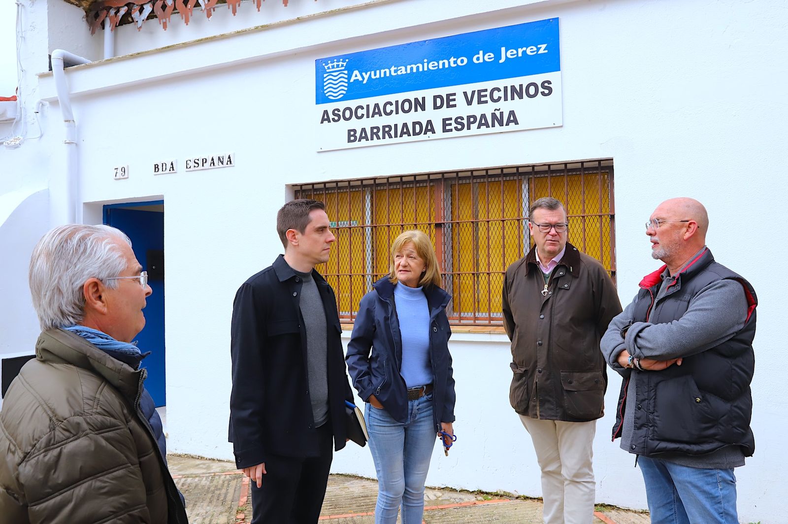 Jaime Espinar y Carmen Pina, en el remodelado centro de barrio de la Barriada España.