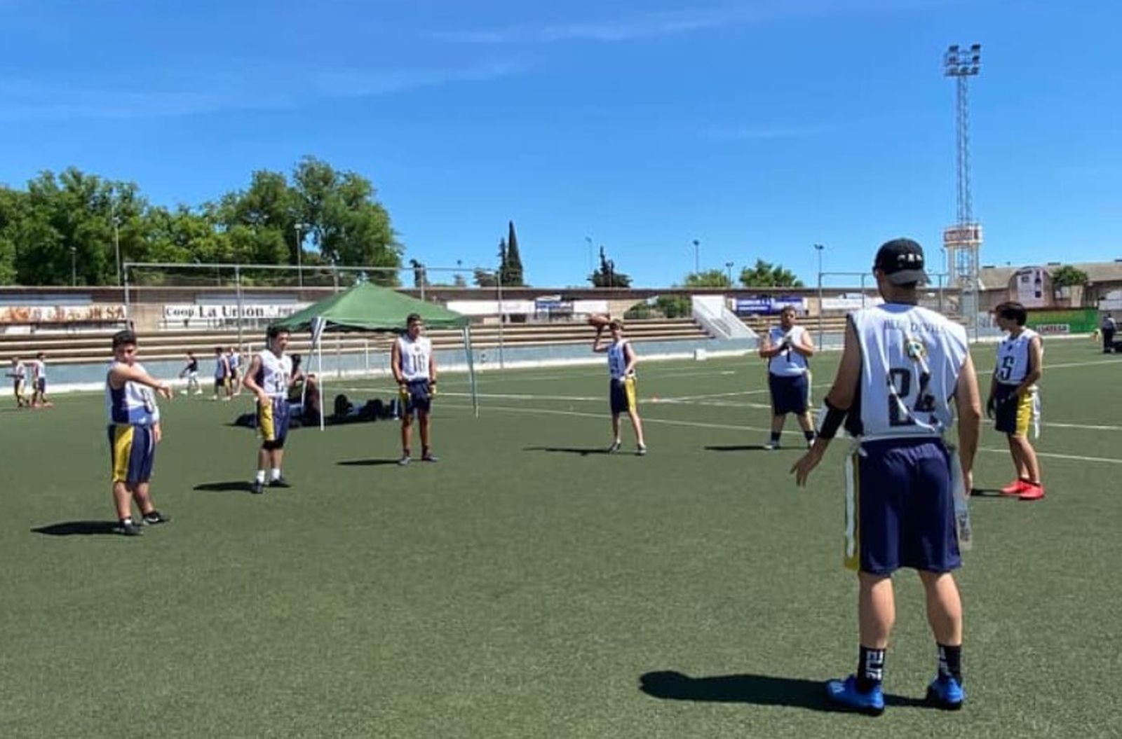 Los Mairena Blue Devils se preparan antes de un partido en Montilla.