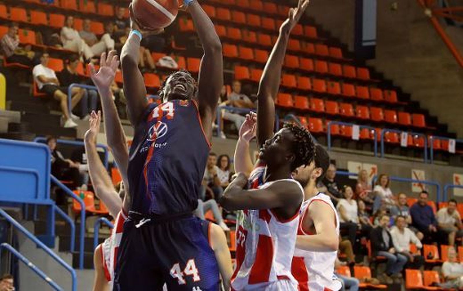 Sene trata de taponar a Thiam en el Tizona-Udea.