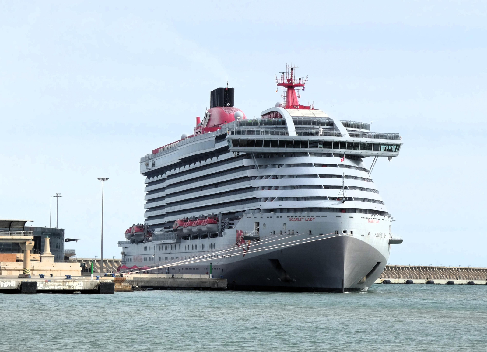 El 'Scarlet Lady' atracado hace unos días en el muelle sur de levante en su primera visita a Málaga.