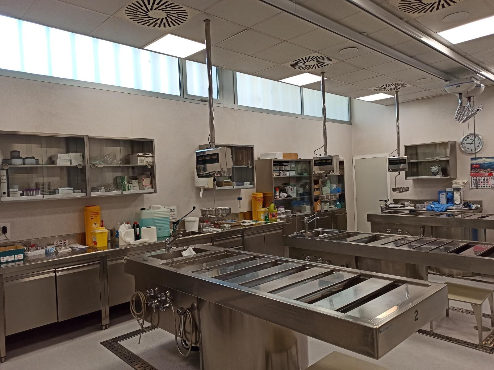 Una de las salas de autopsias del IMLCF de Sevilla