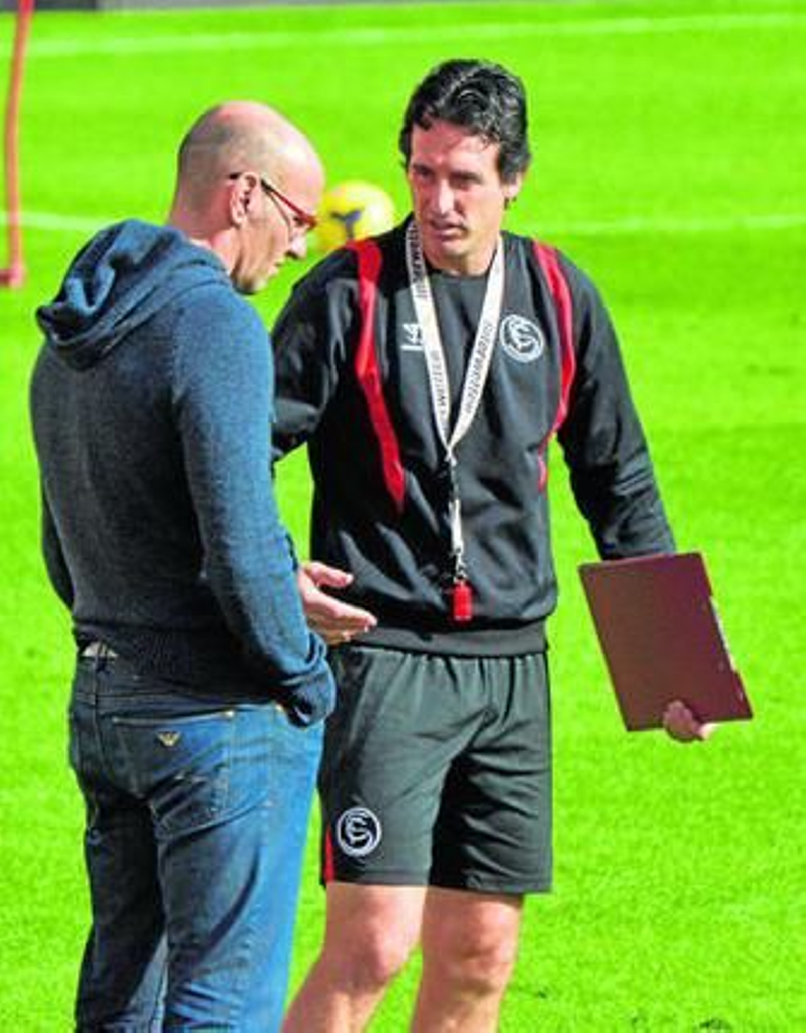 Monchi, ahora en Londres, con Unai Emery durante un entrenamiento.