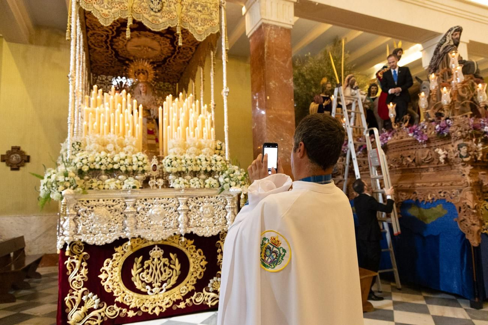 Los jiennenses se echan a la calle para presenciar la primera de las procesiones de la jornada: la Borriquilla (I)