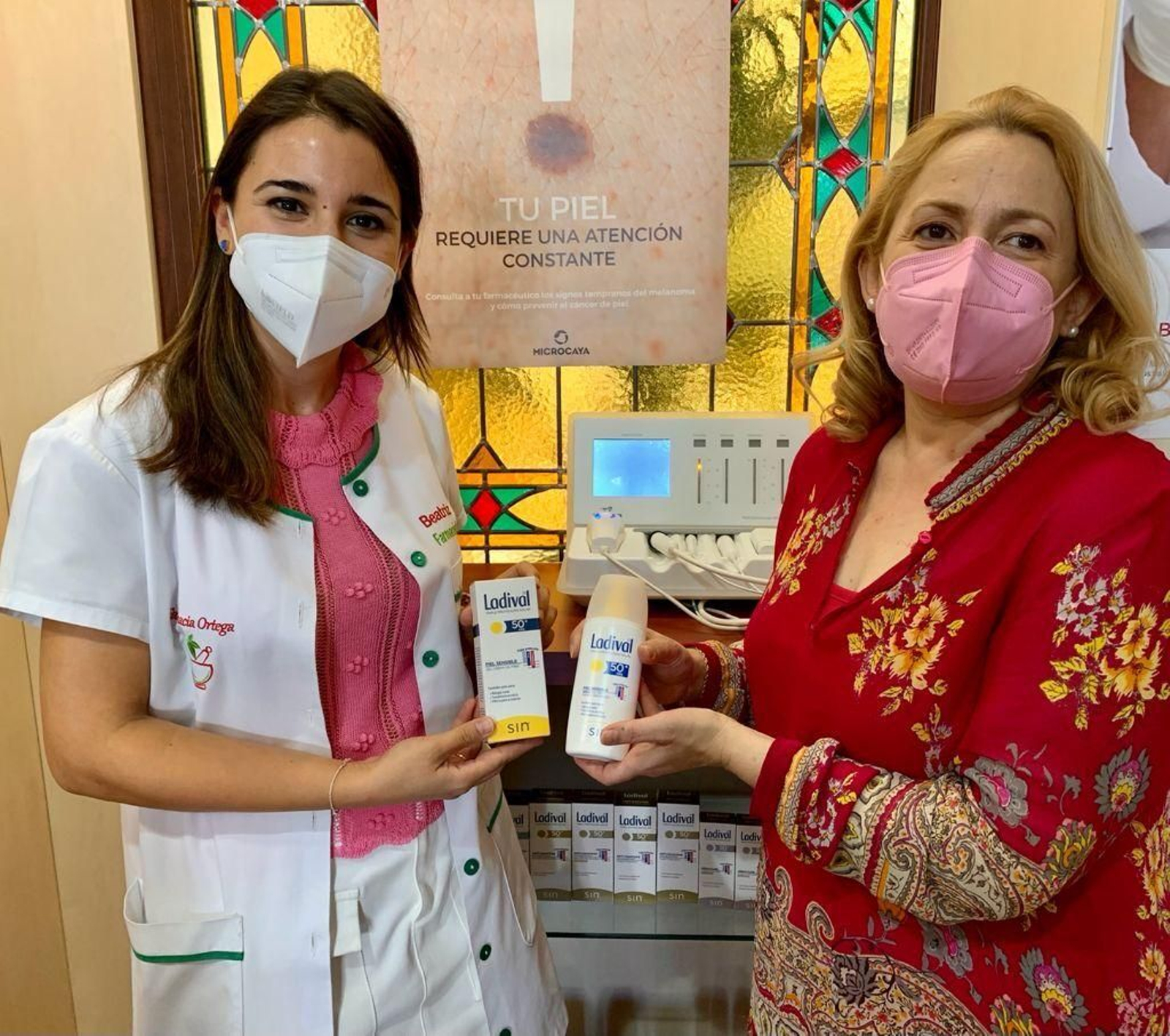 Farmacéutica muestra los protectores solares que ofrecen a las personas con lupus.