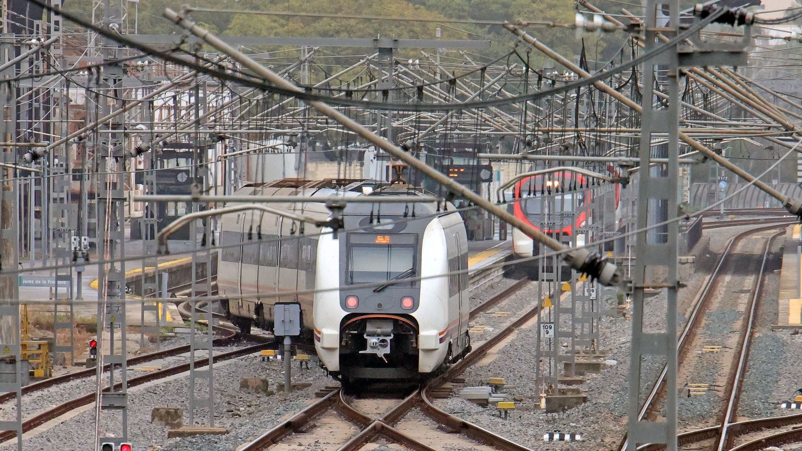 Un tren de la red de Media Distancia con destino a Jaén, entrando en la estación de Jerez en una imagen de archivo.