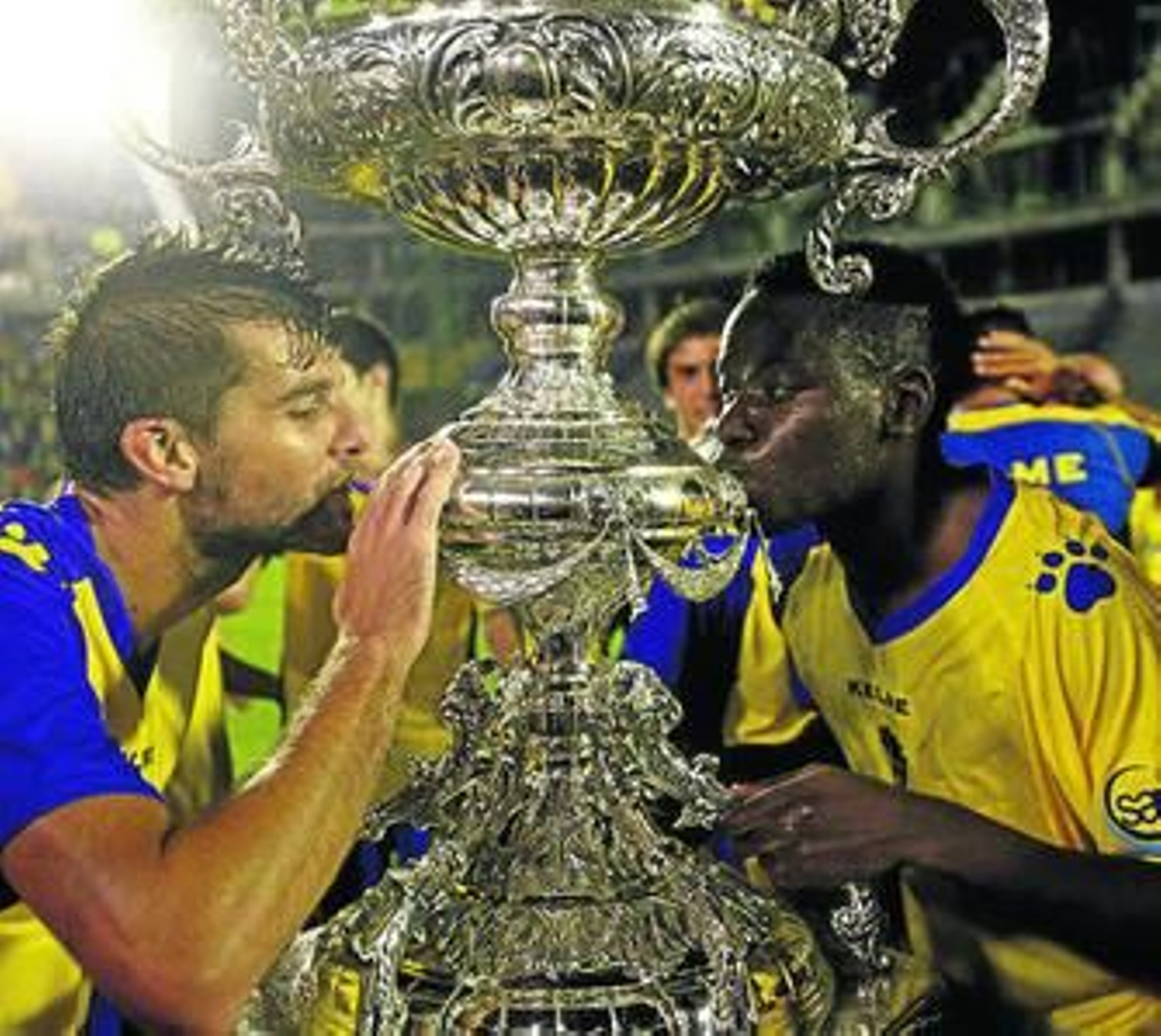 Los jugadores del Cádiz besan el trofeo Ramón de Carranza.