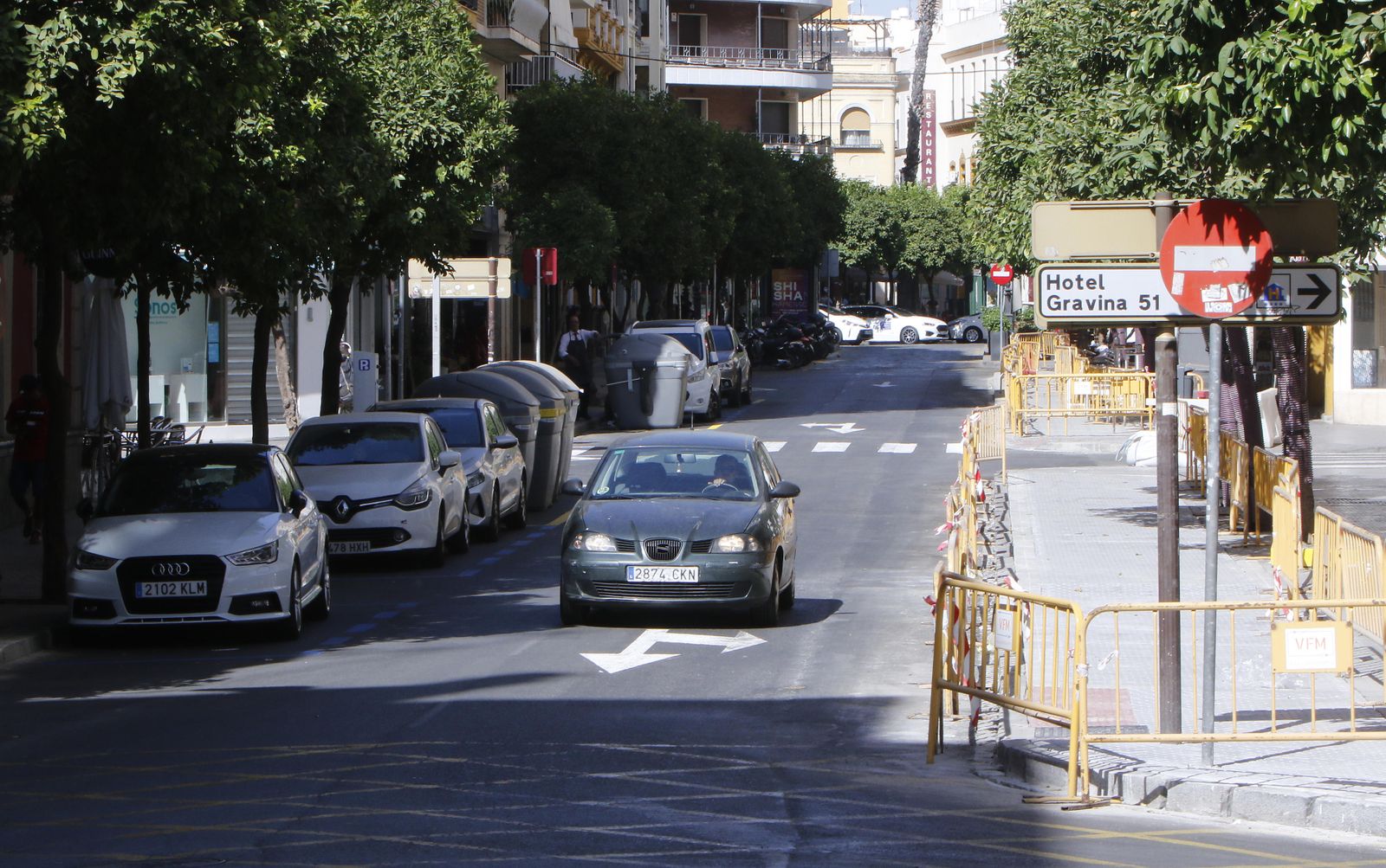 Un coche circula por el interior de la ciudad, reduciendo la velocidad en un cruce