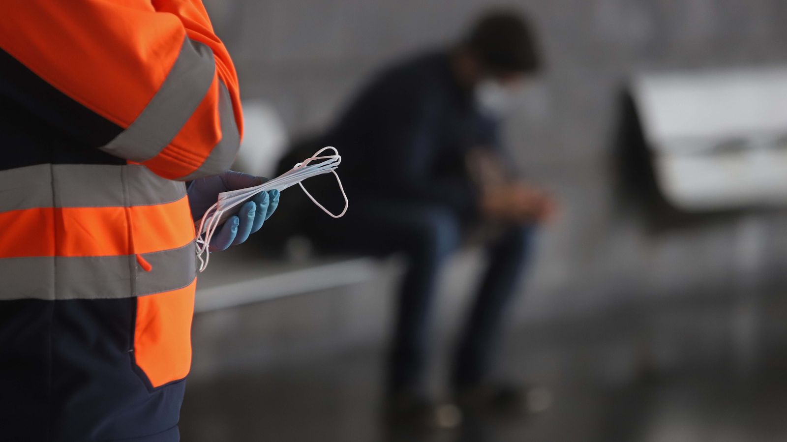 Reparto de mascarillas en las estaciones de autobús del Campo de Gibraltar