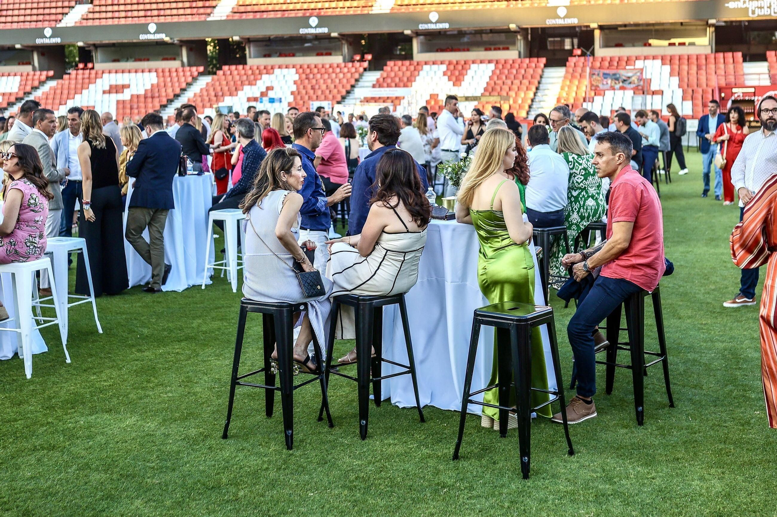 Los Cármenes reúnen a 1200 personas en la celebración de los diez años de reuniones del Club Cámara Granada, en imágenes