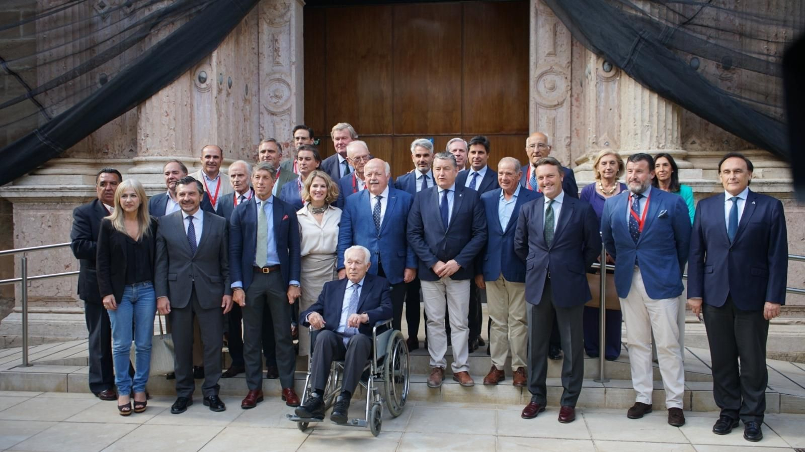 Curro Romero, acompañado de toreros y parlamentarios en su última aparición pública. Curro Romero, acompañado de toreros y parlamentarios en su última aparición pública.