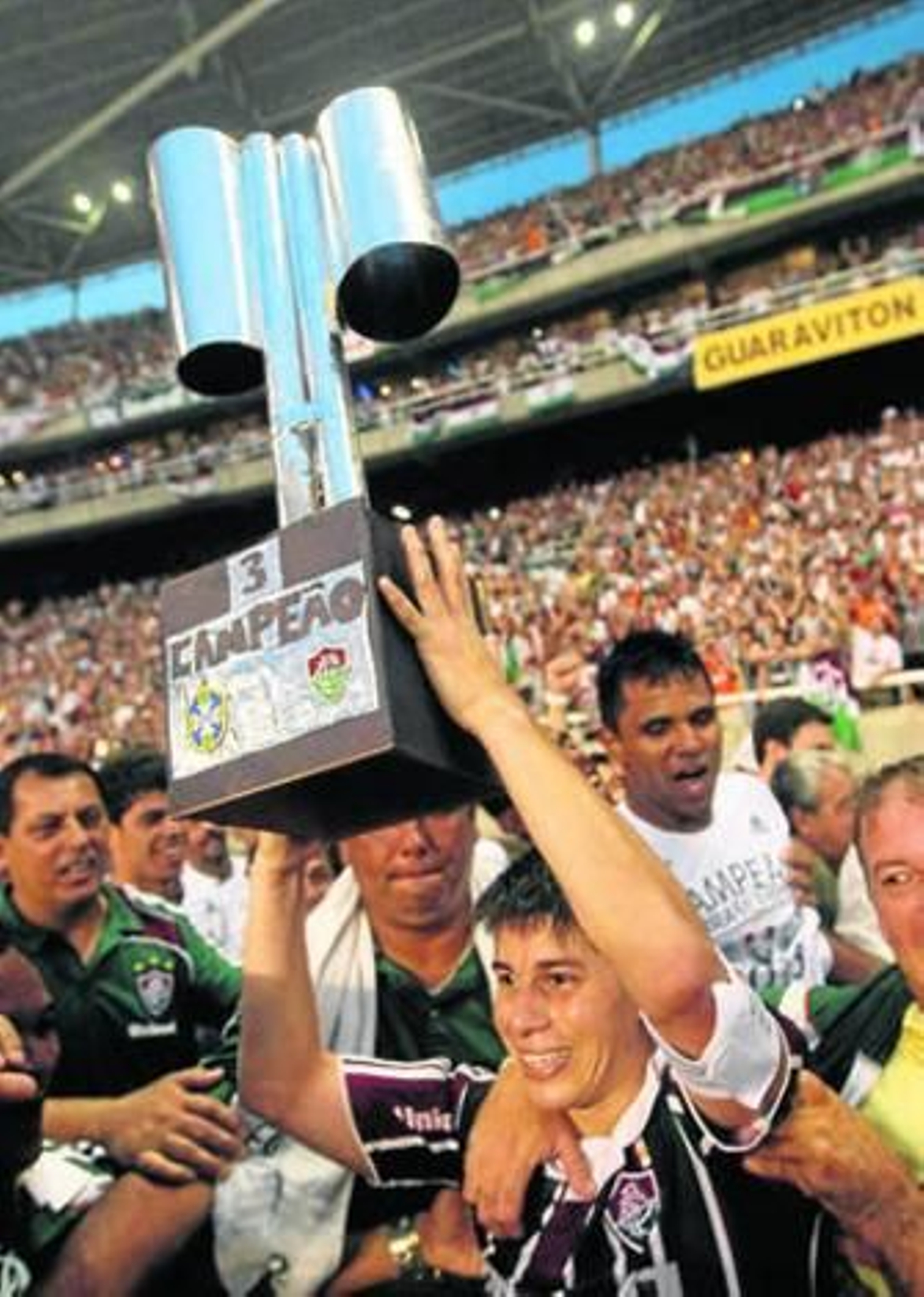 El argentino Conca festeja con una copa de cartón.