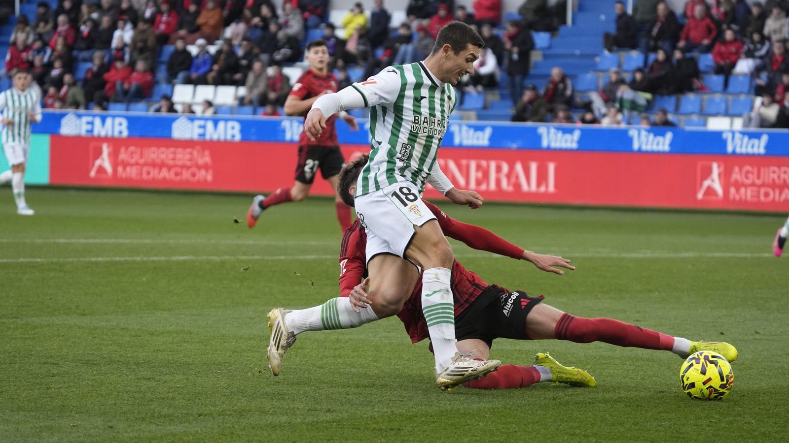 Adri Fuentes intenta esquivar la entrada de un rival.