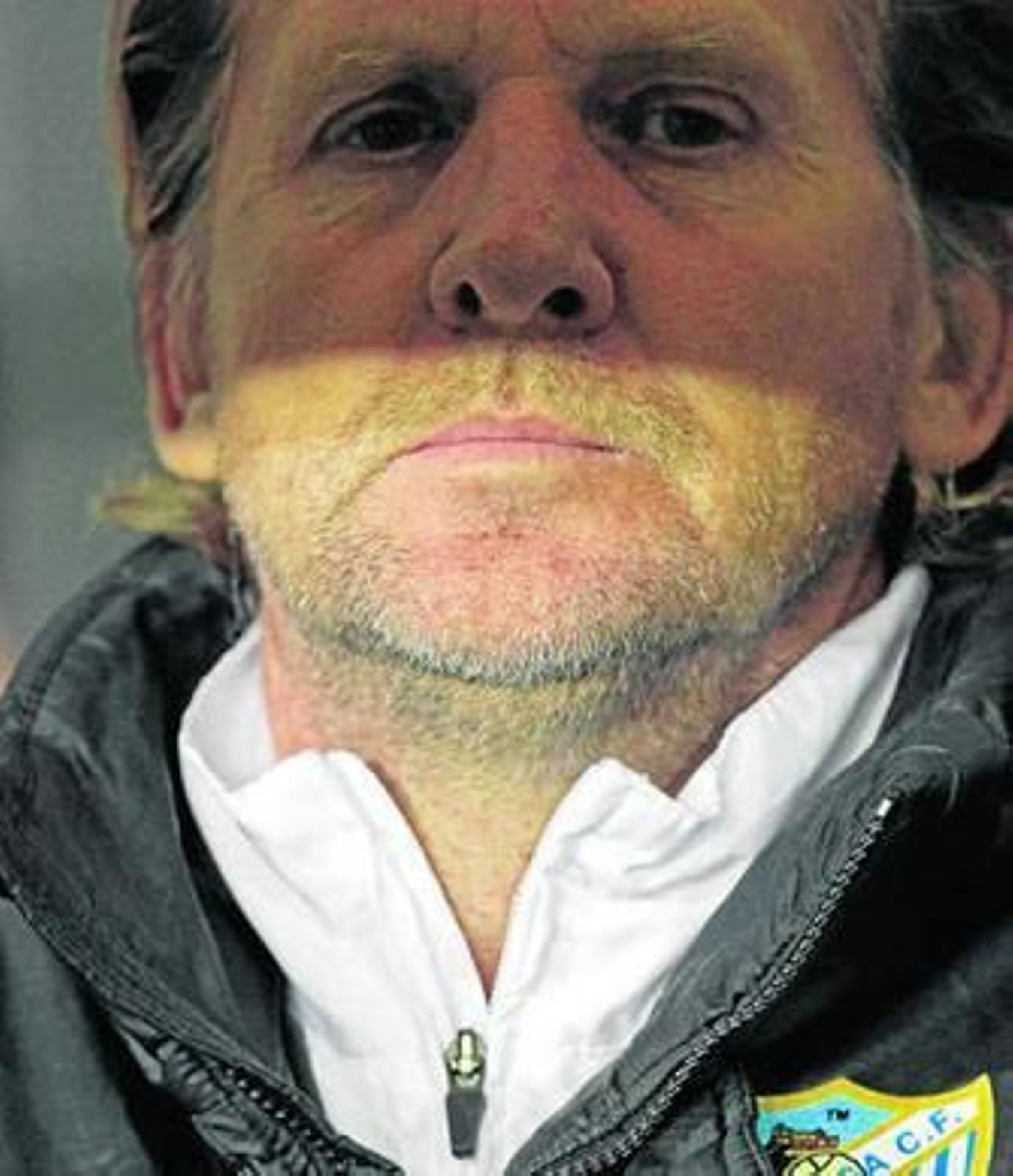 Bernd Schuster contempla el partido desde el banquillo.