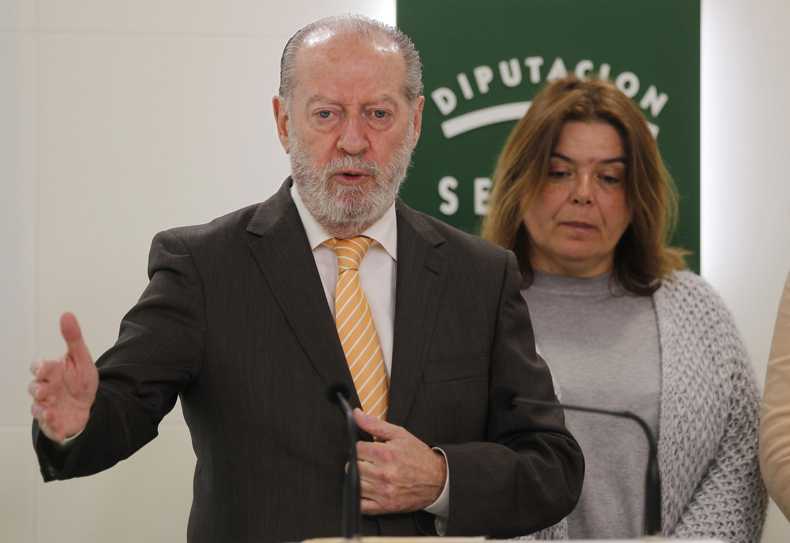 Fernando Rodríguez Villalobos, junto a la portavoz del gobierno socialista, Trinidad Argota, en la Diputación.