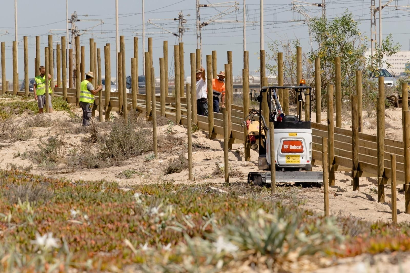 Obras del Eurovelo en las dunas de la playa de Cortadura, en una imagen de archivo.
