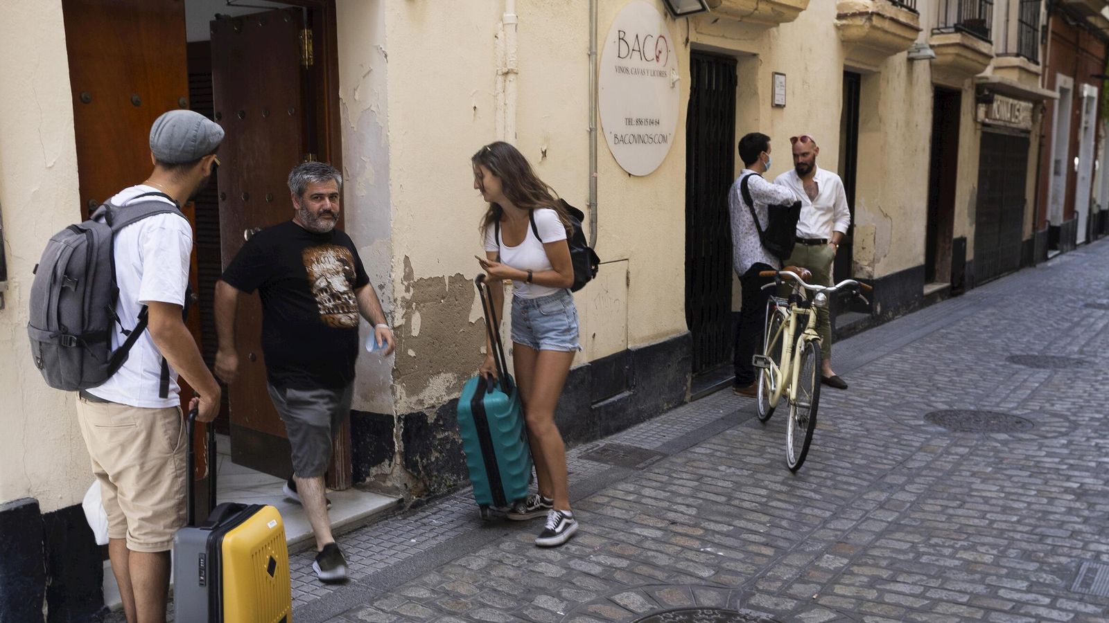 Turistas en una calle de Cádiz.