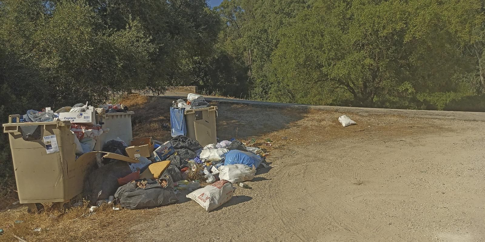 La basura acumulada en el margen de la carretera.