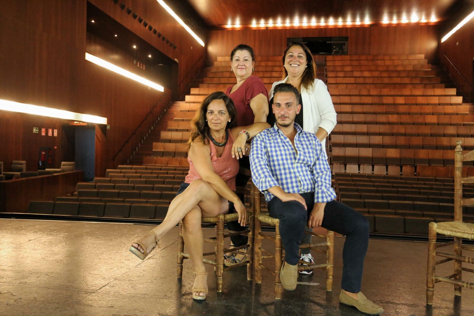 De Izda. a Dcha y de abajo hacía arriba: Lourdes Borrego, Víctor Raposo, Araceli Arias y Jessica Hevilla.