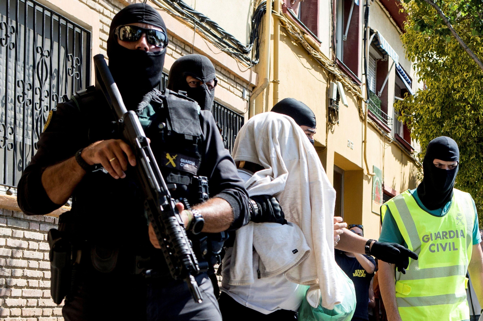 La Guardia Civil traslada ayer a un arrestado en Mataró durante la operación contra una célula yihadista.