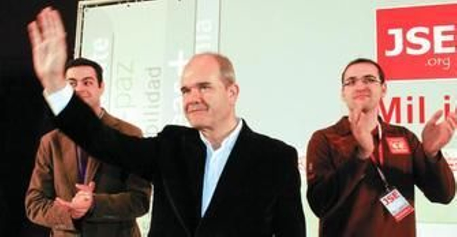 Chaves saluda en presencia del secretario general de Juventudes Socialistas, Sergio Gutiérrez (dcha.), y su homólogo andaluz,  Carlos Moya.
