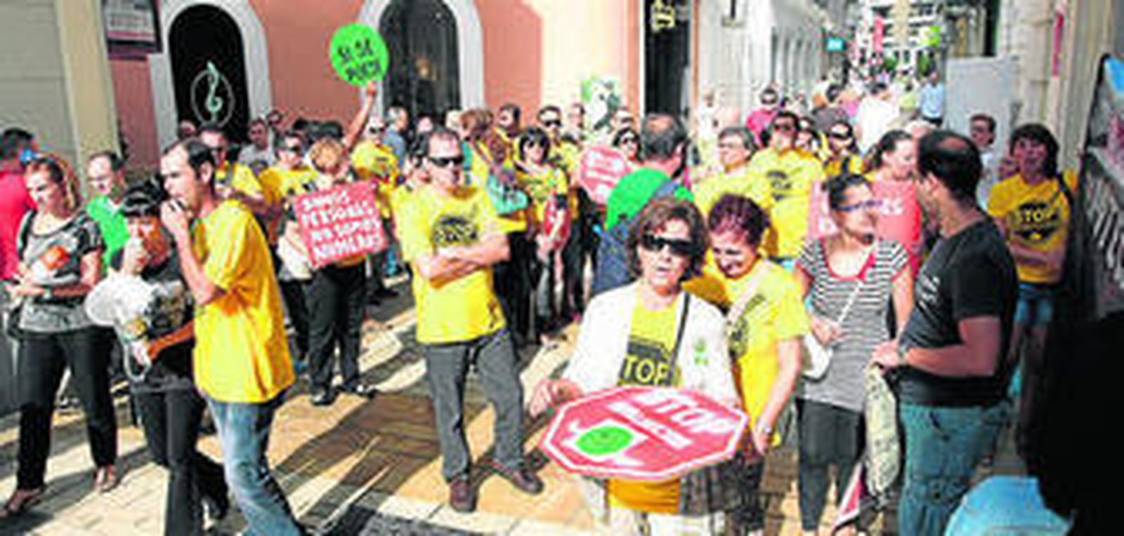 Miembros de Stop Desahucios manifestándose en la mañana de ayer.