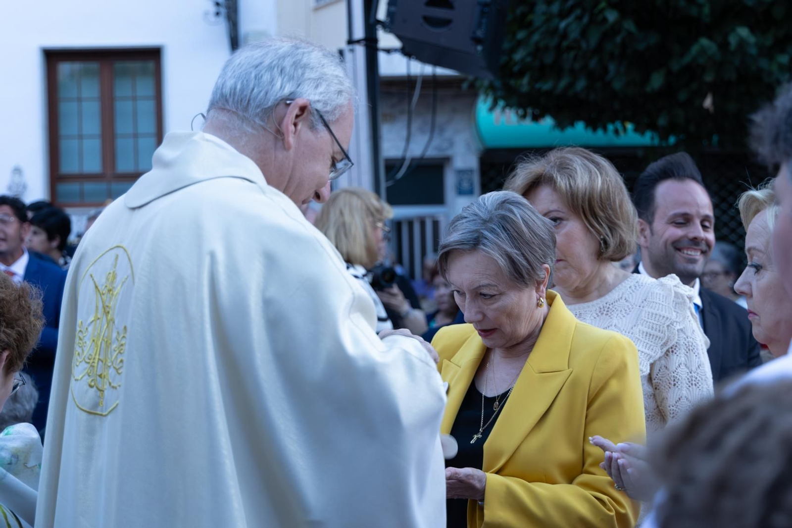Santa Ana, patrona de Torredelcampo, recibe el bastón de mando como Alcaldesa Perpetua.